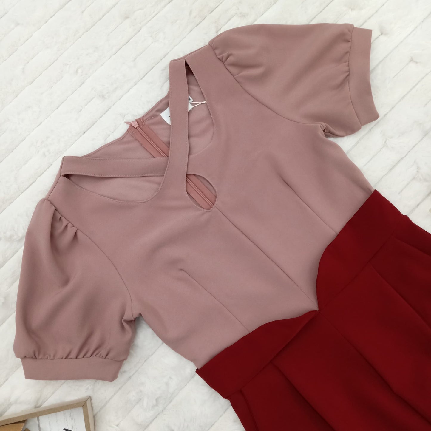 Keyhole Neckline Puff-Sleeve Two-Toned Jumpsuit