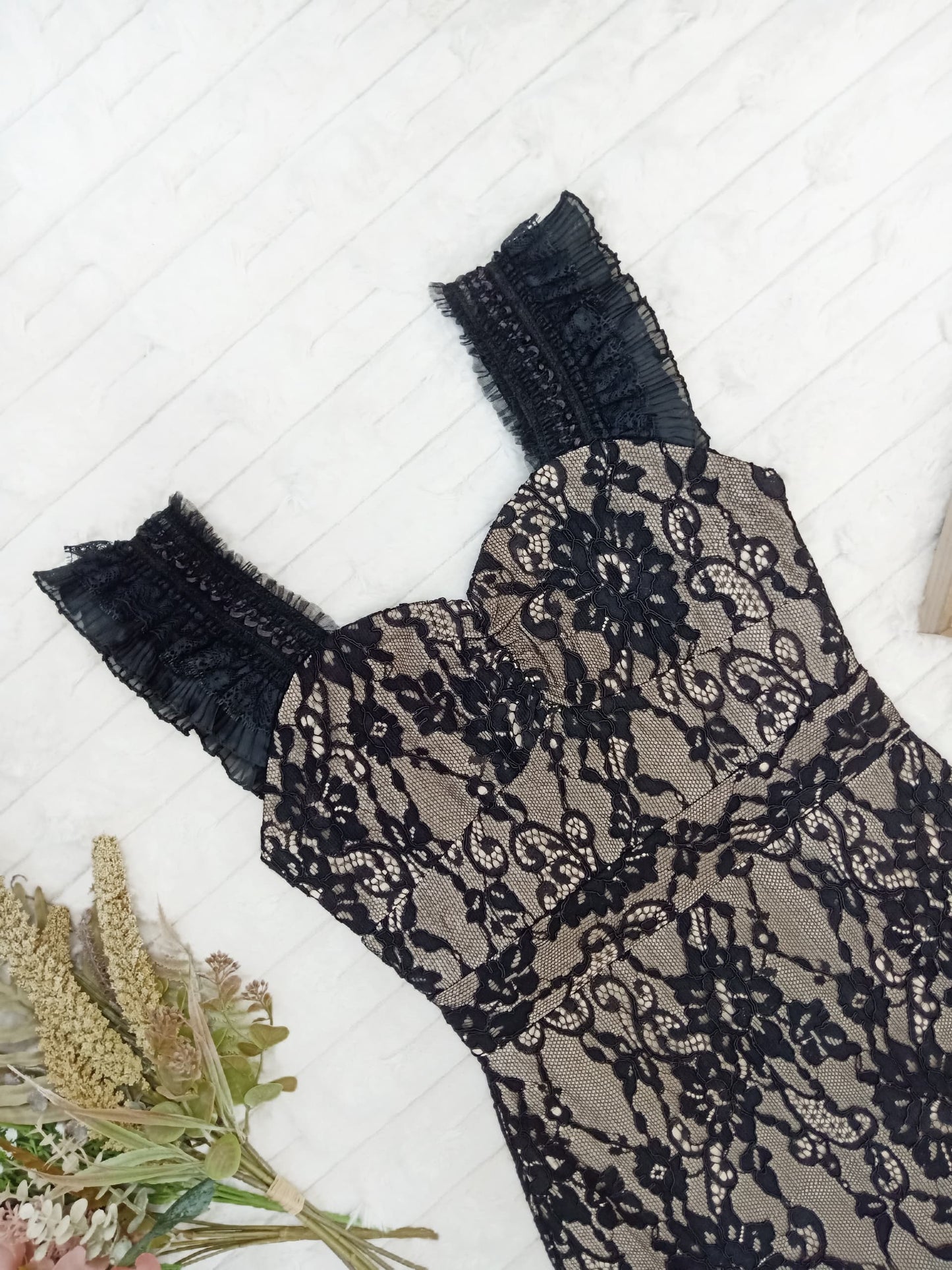 Sleeveless Sweetheart Floral Lace Midi Dress