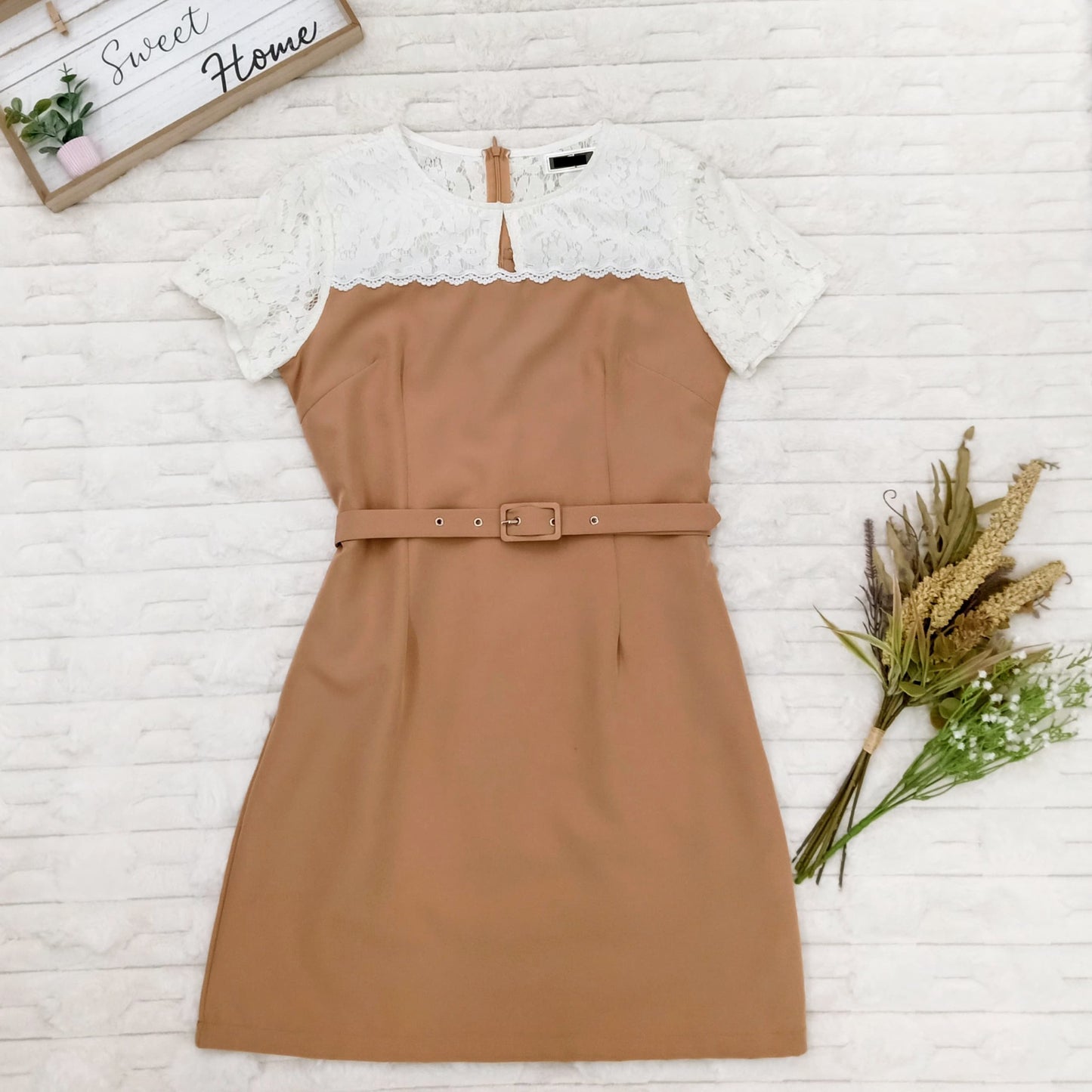 Keyhole Neckline Lace Trim Belted Knee-Length Dress