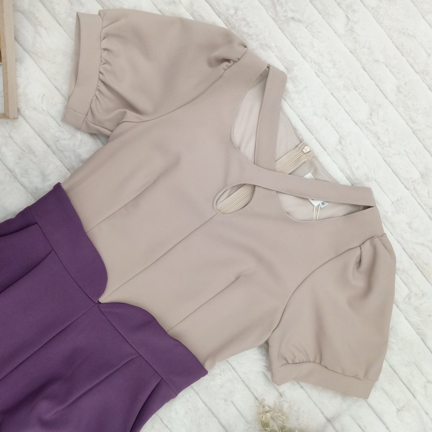 Keyhole Neckline Puff-Sleeve Two-Toned Jumpsuit